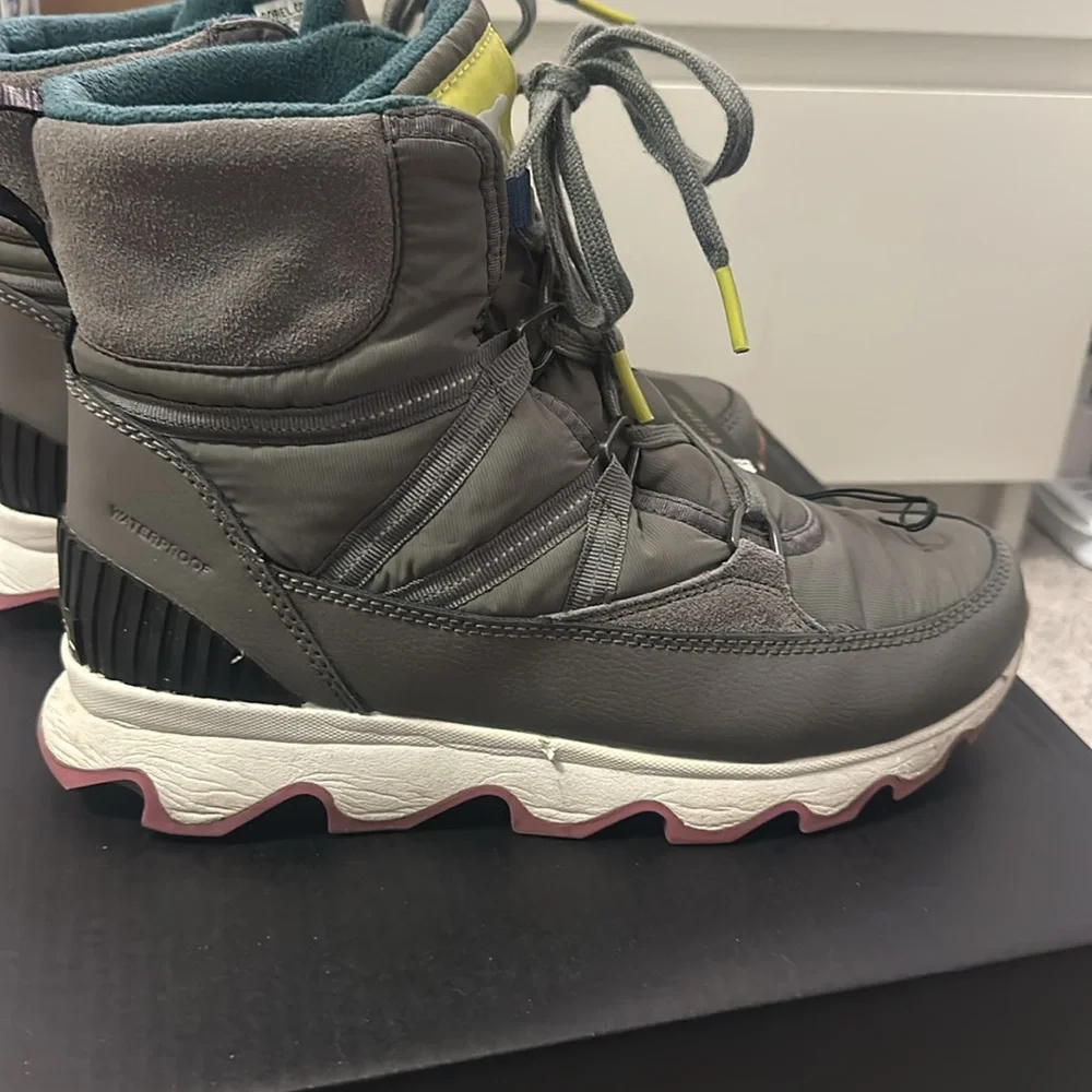 Sorel Kinetic sport boot
Quarry / Carrière
Size 10US women’s
Winter Boots - Picture 4 of 4